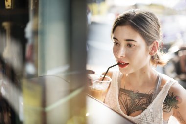 güzel kız içme güler yüzlü