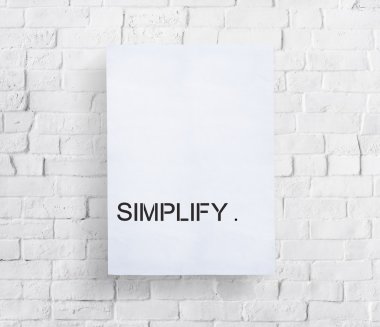 Tuğla duvar ve metin ile kurulu