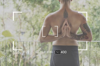 Yoga pratik yapan erkek