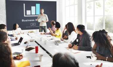 Ofiste çalışan iş adamları