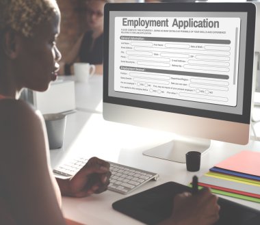 işkadını üstünde bilgisayar iş başvurusu ile çalışma