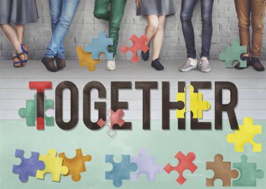 Duvara yakın duran insanlar