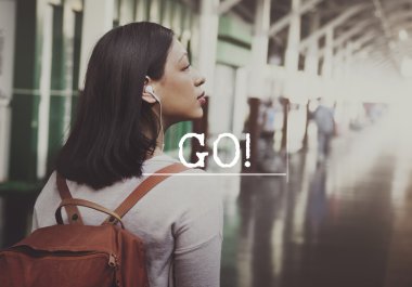 Sırt çantalı genç kadın. 