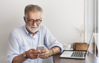 Adam akıllı telefon ile çalışma