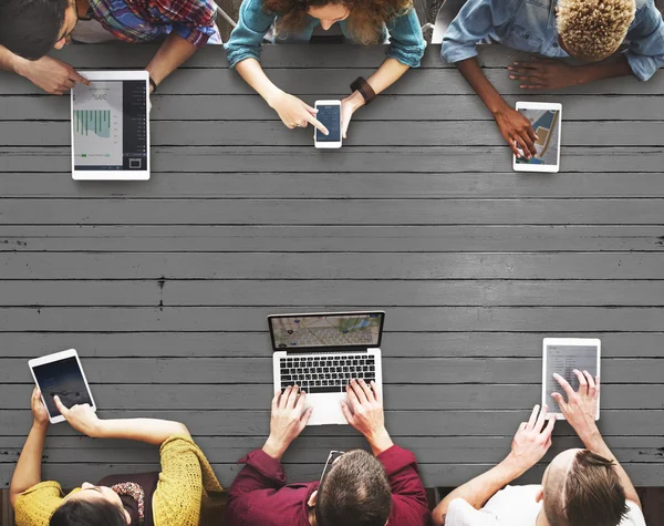 Menschen surfen in digitalen Geräten — Stockfoto