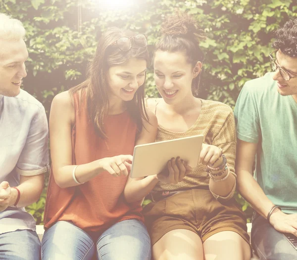 Amigos felices navegando tableta digital — Foto de Stock