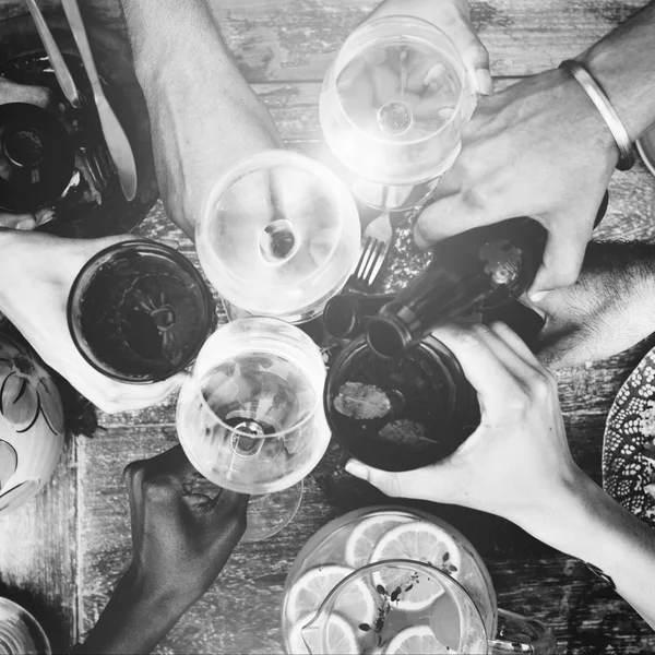 Freunde feiern gemeinsam — Stockfoto