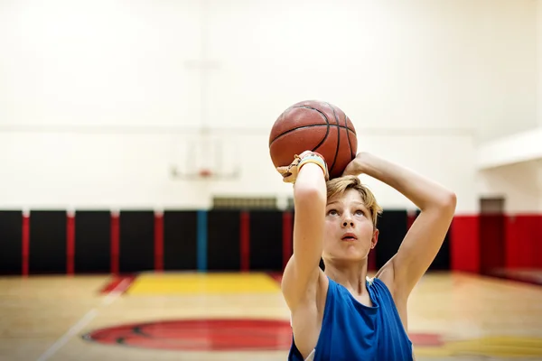バスケット ボールの少年 — ストック写真