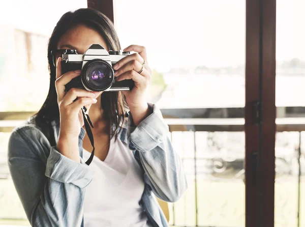 Perempuan membuat foto dengan kamera — Stok Foto