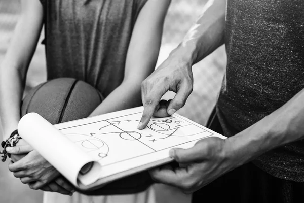 Jugadores de baloncesto discuten plan de juego —  Fotos de Stock