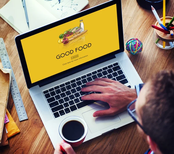 Człowiek za pomocą laptopa i dobre jedzenie koncepcja — Zdjęcie stockowe