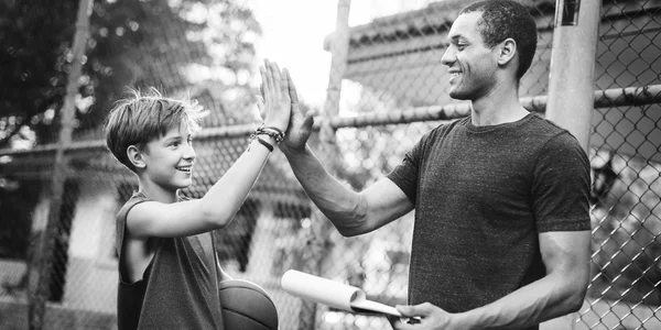 Basketballtrainer mit Junge — Stockfoto