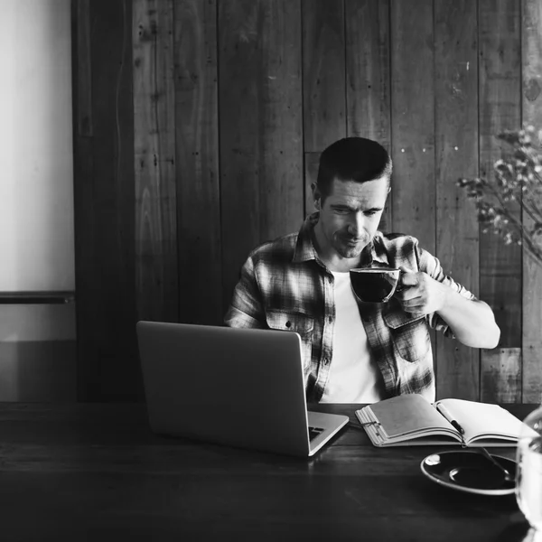 Homme dans un café avec ordinateur portable — Photo