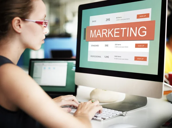 Imprenditrice che utilizza il computer con concetto di marketing — Foto Stock