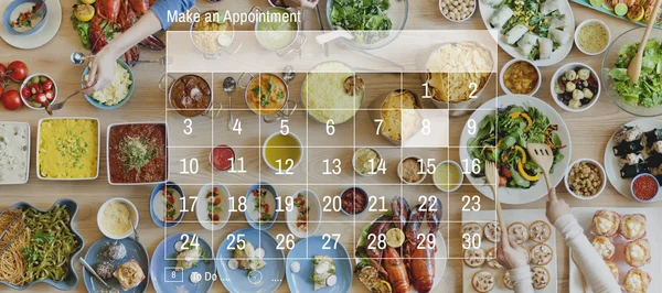 Mesa con comida y calendario Concepto —  Fotos de Stock