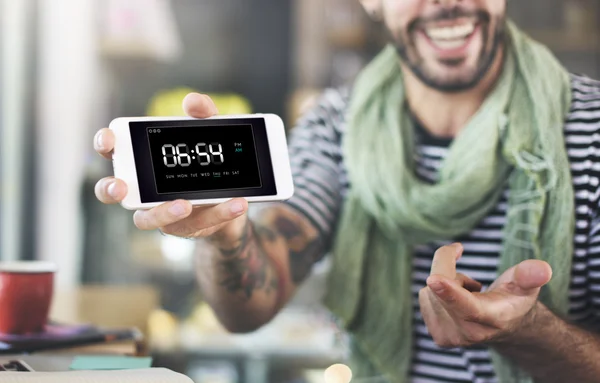 Mann hält Smartphone in der Hand — Stockfoto