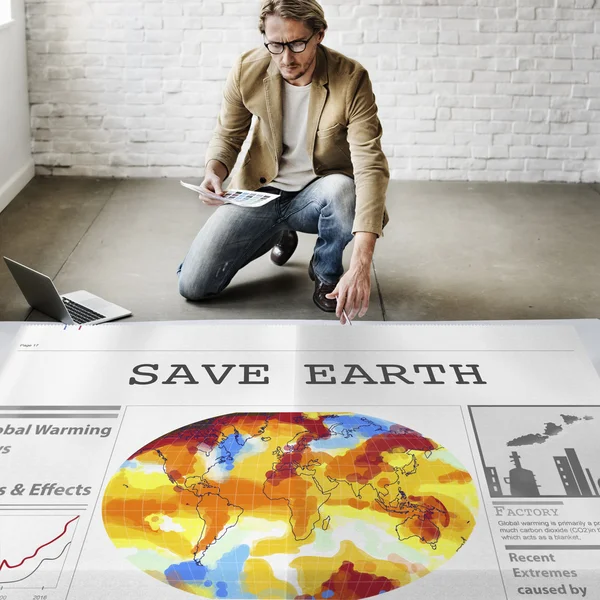 Uomo d'affari che lavora con Save Earth — Foto Stock