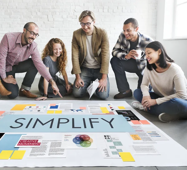 Diseñadores trabajando con póster y simplificar —  Fotos de Stock