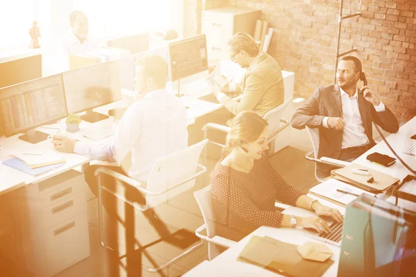 Uomini d'affari che lavorano in ufficio — Foto Stock