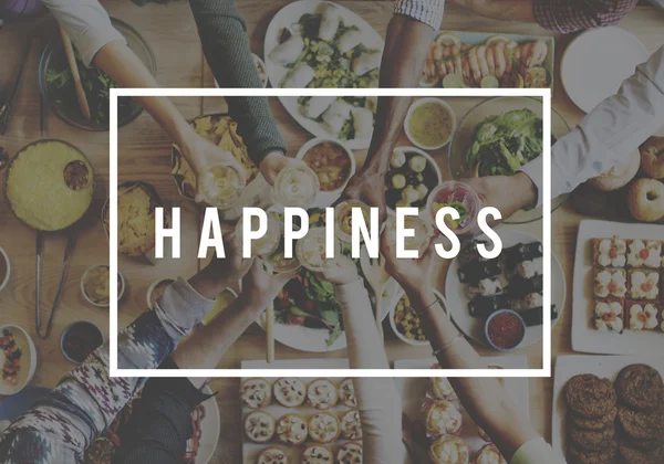 Mesa com comida e conceito de felicidade — Fotografia de Stock