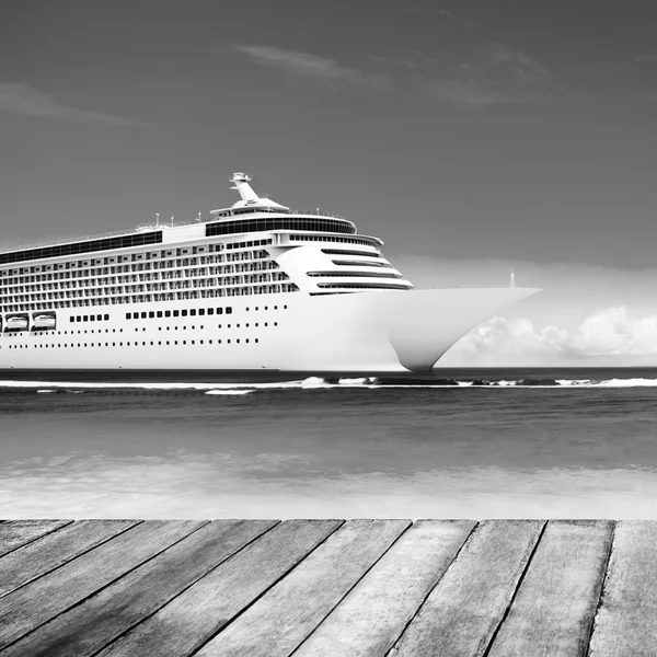 Navio de cruzeiro no oceano — Fotografia de Stock