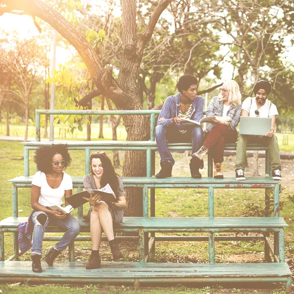 Equipe de Amigos Estudando Juntos — Fotografia de Stock