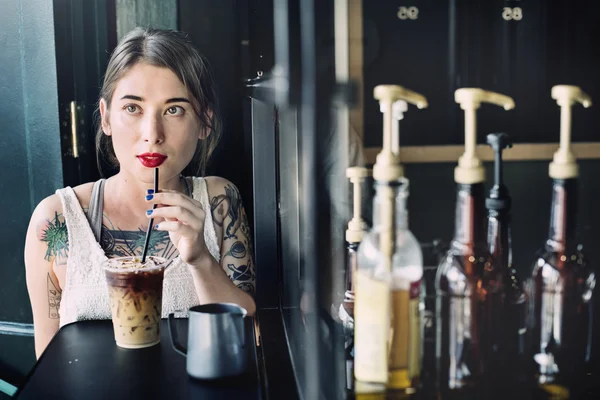 Hermosa chica bebiendo smoothie — Foto de Stock