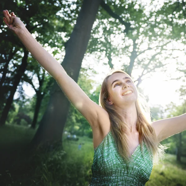 Frau entspannen in der Natur — Stockfoto