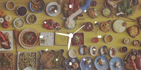 Tabela com comida e relógio Conceito — Fotografia de Stock