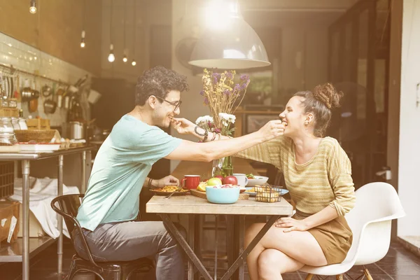 Encantador casal comendo alimentos — Fotografia de Stock