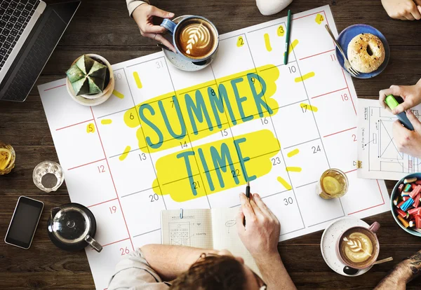 Mesa com cartaz com horário de verão — Fotografia de Stock