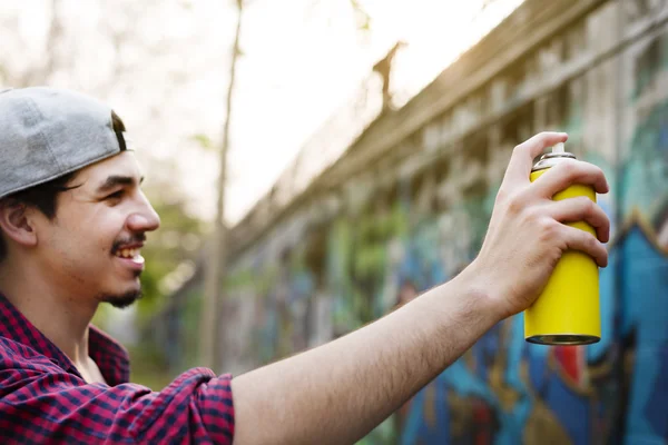 Homem segurando spray para Graffiti — Fotografia de Stock