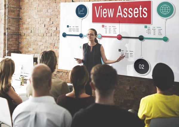 Menschen bei Konferenz mit Blick auf Vermögenswerte — Stockfoto