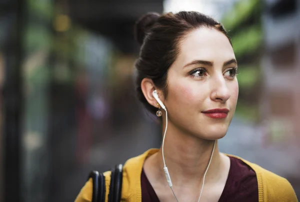 Frau mit Audio-Gerät — Stockfoto