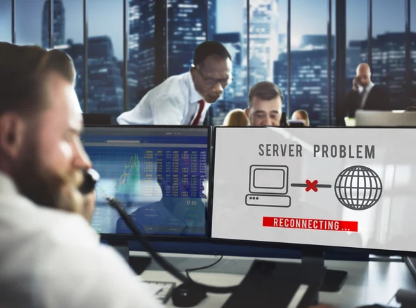 Επιχειρηματίες εργάζονται και πρόβλημα με τον Server — Φωτογραφία Αρχείου