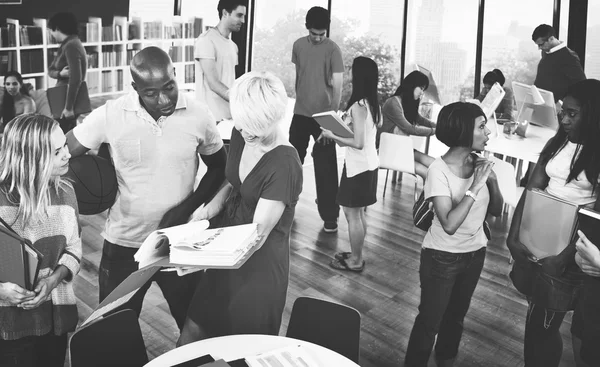 Högskolestudenter som talar i Classrom — Stockfoto