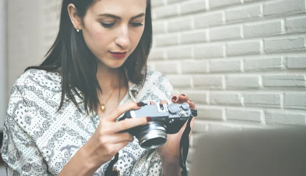 Menina fotógrafa com câmera — Fotografia de Stock