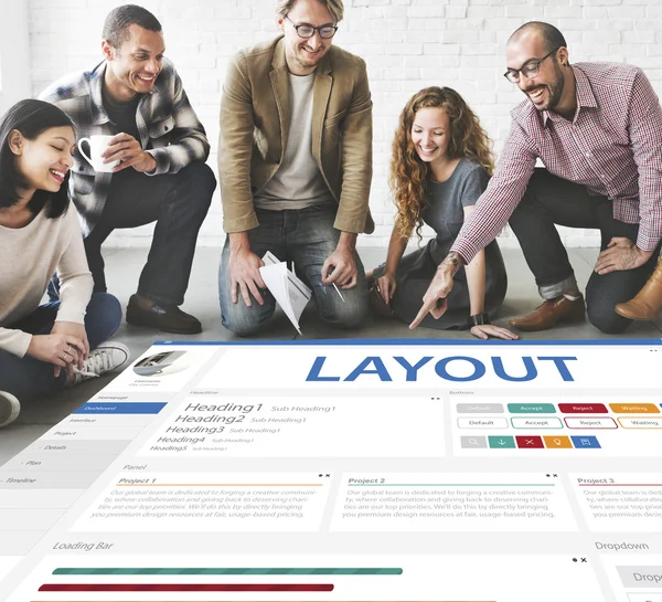 Ontwerpers werken met poster en lay-out — Stockfoto