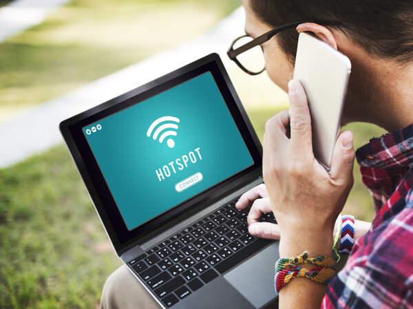 Человек держит ноутбук