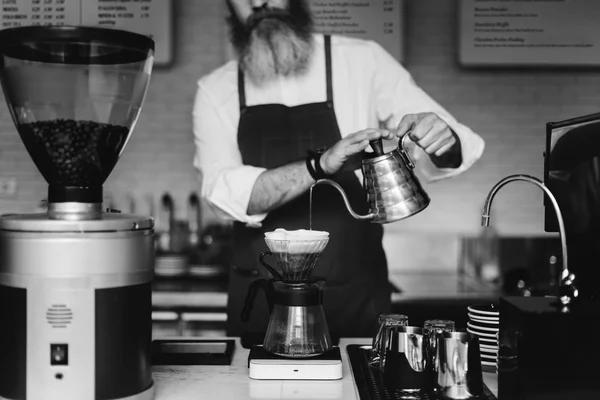 Cafetera Barista en la cafetería —  Fotos de Stock