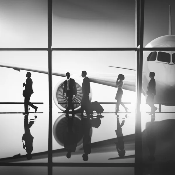 Uomini d'affari a piedi in aeroporto — Foto Stock