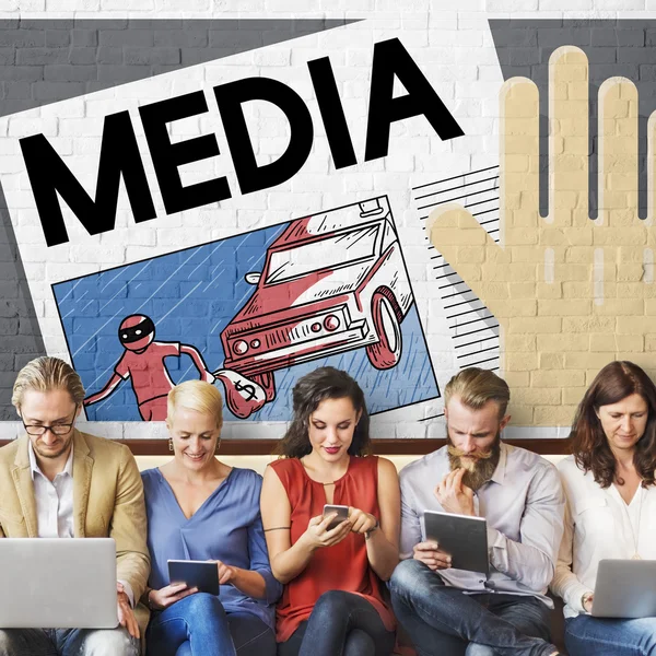 Folk sitter med enheter och media — Stockfoto