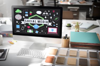 Bilgisayar ofis masasında.