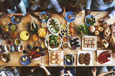 İnsanlar yemek yerken havai görünümü