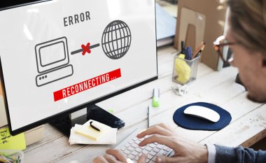 Ofiste bilgisayarla çalışan iş adamı