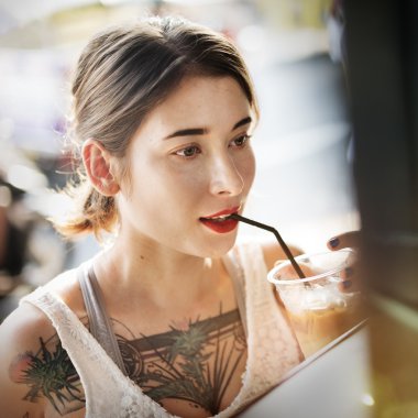 güzel kız içme güler yüzlü