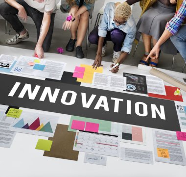 Kattaki insanlar çizim afiş