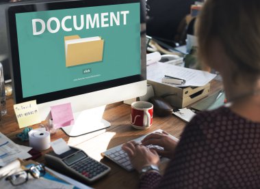 bilgisayar ile çalışan kadın