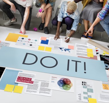 Kattaki insanlar çizim afiş