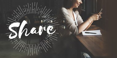 Arka planda çalışan genç kadın